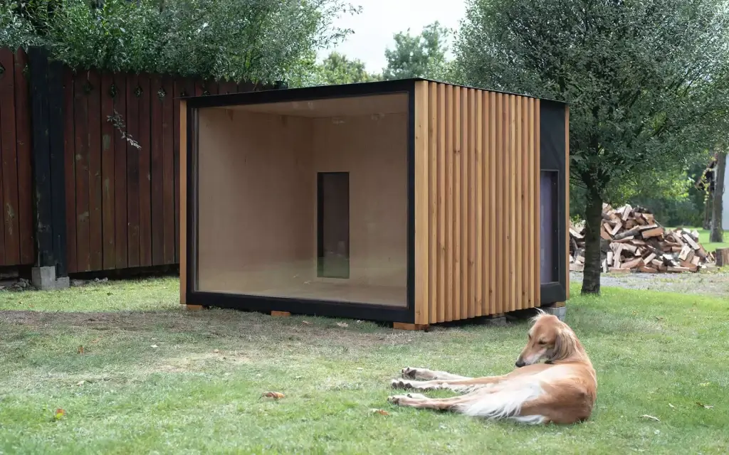 nowoczesny-domek-dla-psa-w-ogrodzie-pinegard