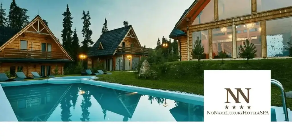 Na zdjęciu widoczny jest luksusowy kompleks wypoczynkowy z basenem na pierwszym planie, otoczonym zadbaną trawą i drewnianymi domkami o stromych dachach i dużych oknach. Architektura budynków przywodzi na myśl górskie schroniska, ale w nowoczesnym, eleganckim wydaniu. Wysokie sosny wokół terenu potęgują wrażenie spokoju i bliskości natury, a miękkie światło — poranne lub wieczorne — nadaje całości nastrojowy klimat. W prawym dolnym rogu widnieje logo „NoNameLuxuryHotel&SPA” z pięcioma gwiazdkami i stylizowanym monogramem „NN”, co podkreśla prestiż i wysoki standard obiektu.