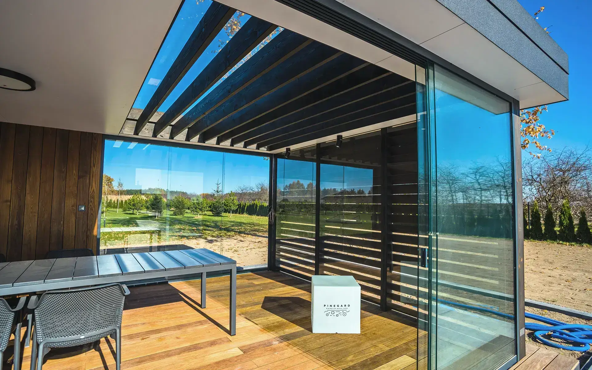 budowa-nowoczesnej-altany-przy-basenie-pinegard