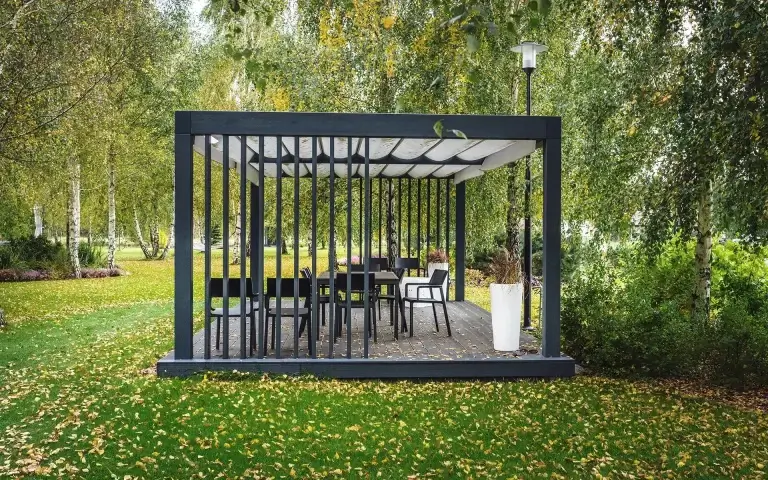 Wolnostojąca pergola ogrodowa z tarasem z moderzewia syberyjskiego