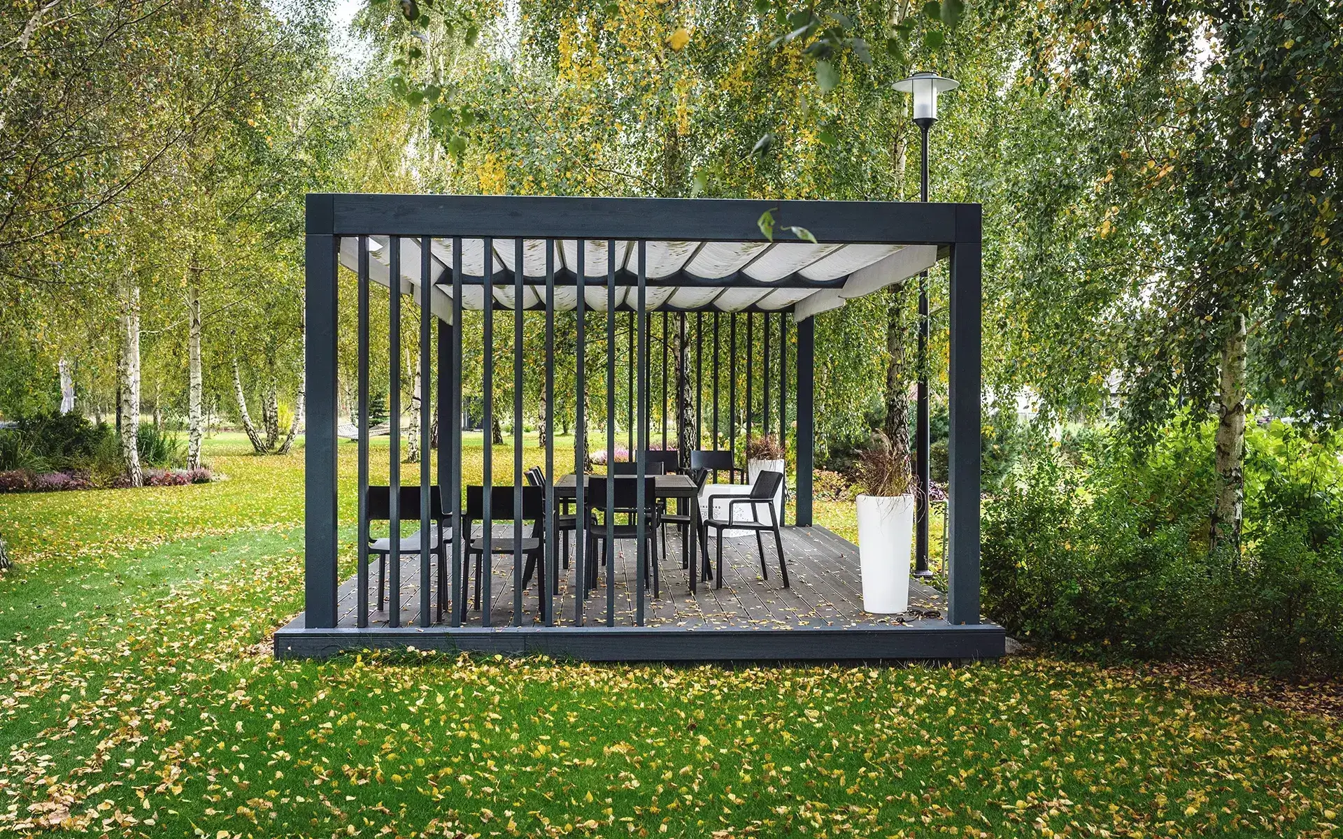 wolnostojaca-pergola-ogrodowa-z-tarasem-z-moderzewia-syberyjskiego