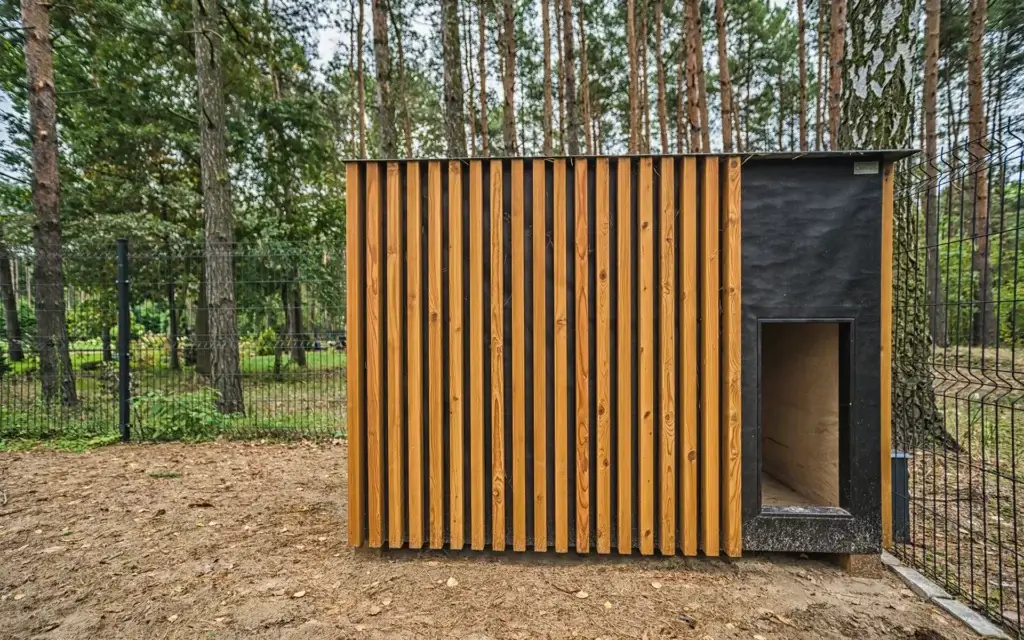 designerska buda dla psa w ogrodzie