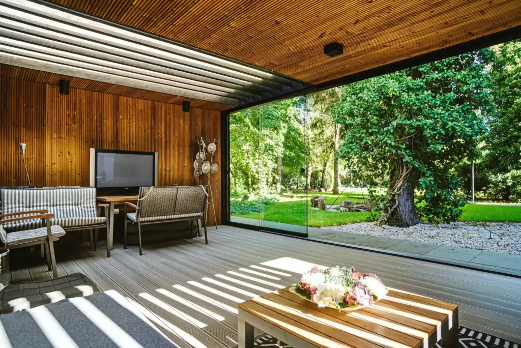 Nowoczesna altana otwarta na ogród urządzony w duchy hygge, biophillic design.