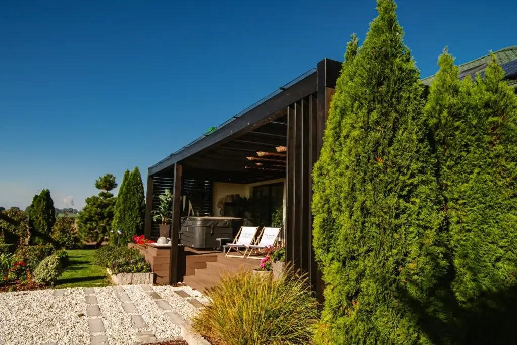 Pergola ogrodowa nad basenem. Ogród w stylu hygge.