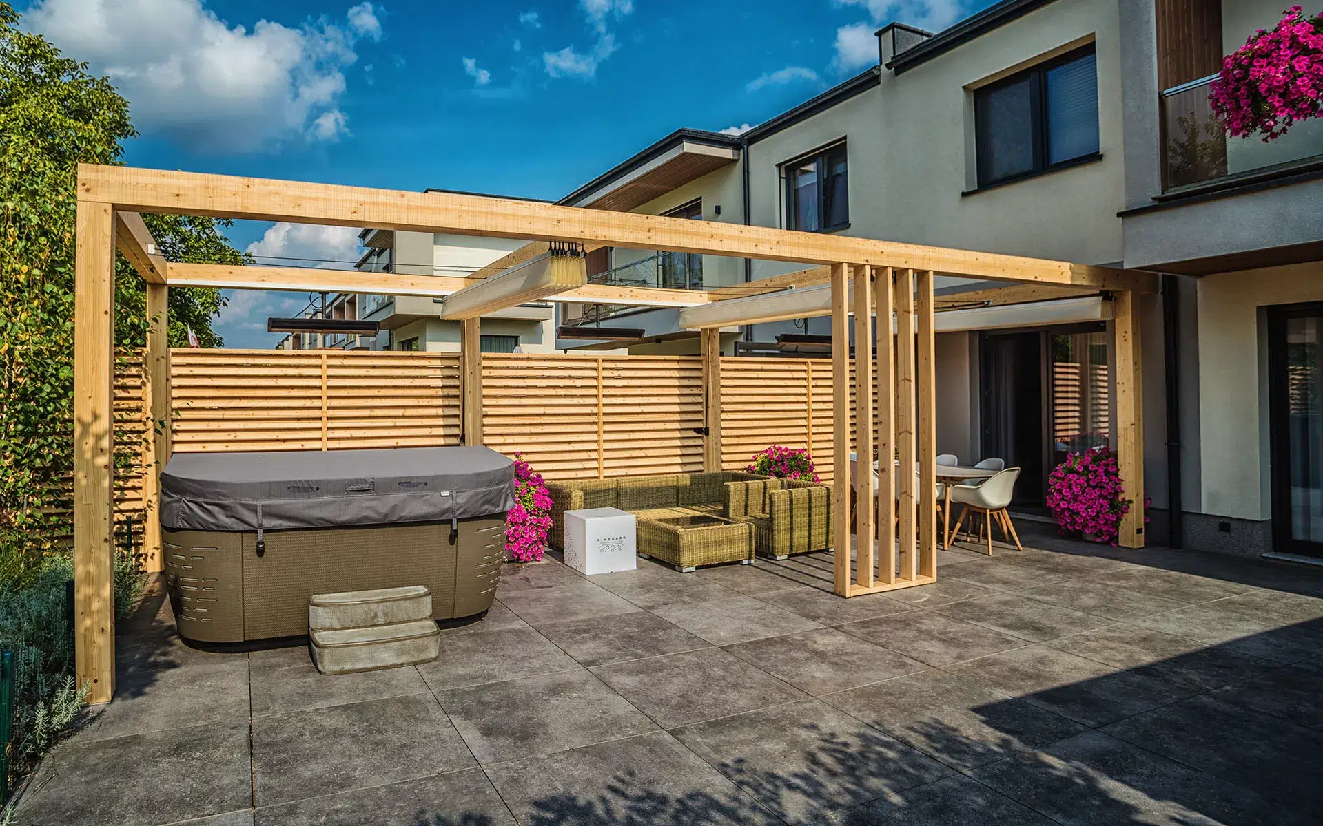 strefa spa w ogrodzie i pergola z jacuzzi
