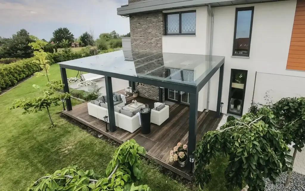 moderne Terrassenüberdachung aus Holz