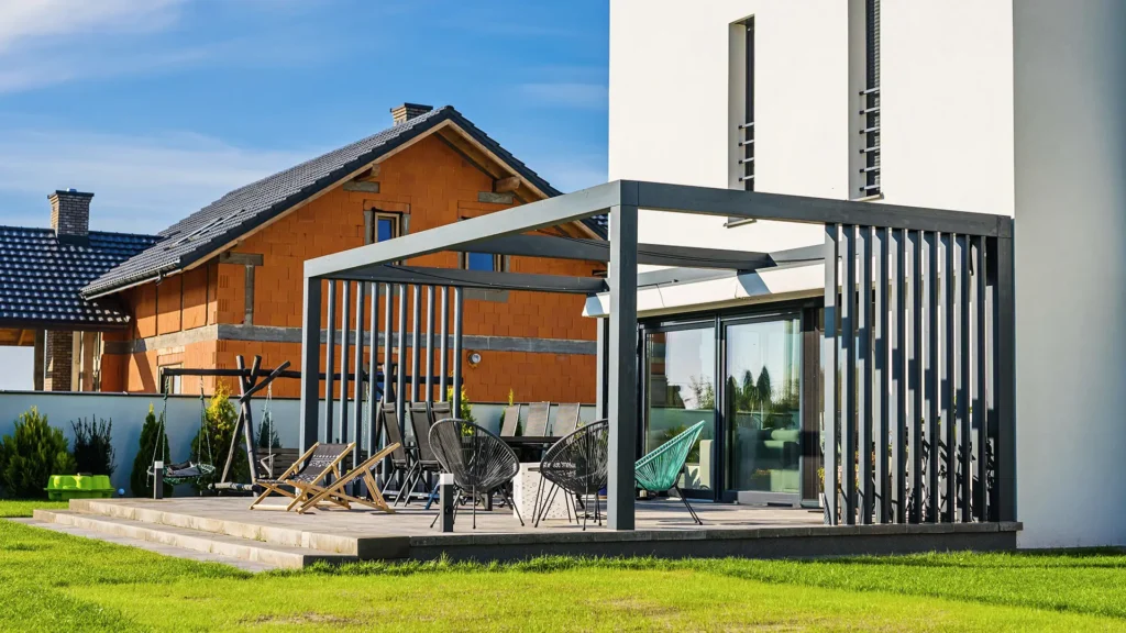 Nowoczesna pergola drewniana z grafitową konstrukcją i pionowymi lamelami — realizacja Pinegard.